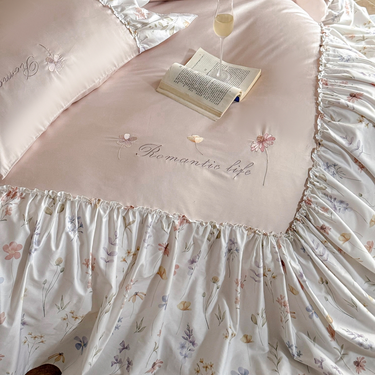 91家纺网 家纺一手货源 找家纺 （总）FORTWO家纺原创设计（FOR TWO家纺） 2026新款50长绒棉印花+绣花荷叶大花边系列四件套 会员-20（券前）基础价不低于中号418元，大号458元 床笠加10元