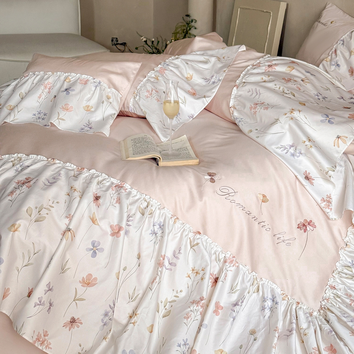 91家纺网 家纺一手货源 找家纺 （总）FORTWO家纺原创设计（FOR TWO家纺） 2026新款50长绒棉印花+绣花荷叶大花边系列四件套 会员-20（券前）基础价不低于中号418元，大号458元 床笠加10元