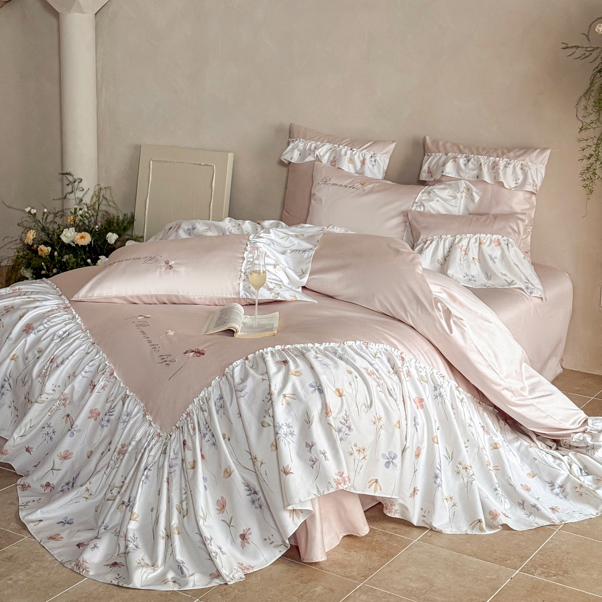 91家纺网 家纺一手货源 找家纺 （总）FORTWO家纺原创设计（FOR TWO家纺） 2026新款50长绒棉印花+绣花荷叶大花边系列四件套 会员-20（券前）基础价不低于中号418元，大号458元 床笠加10元