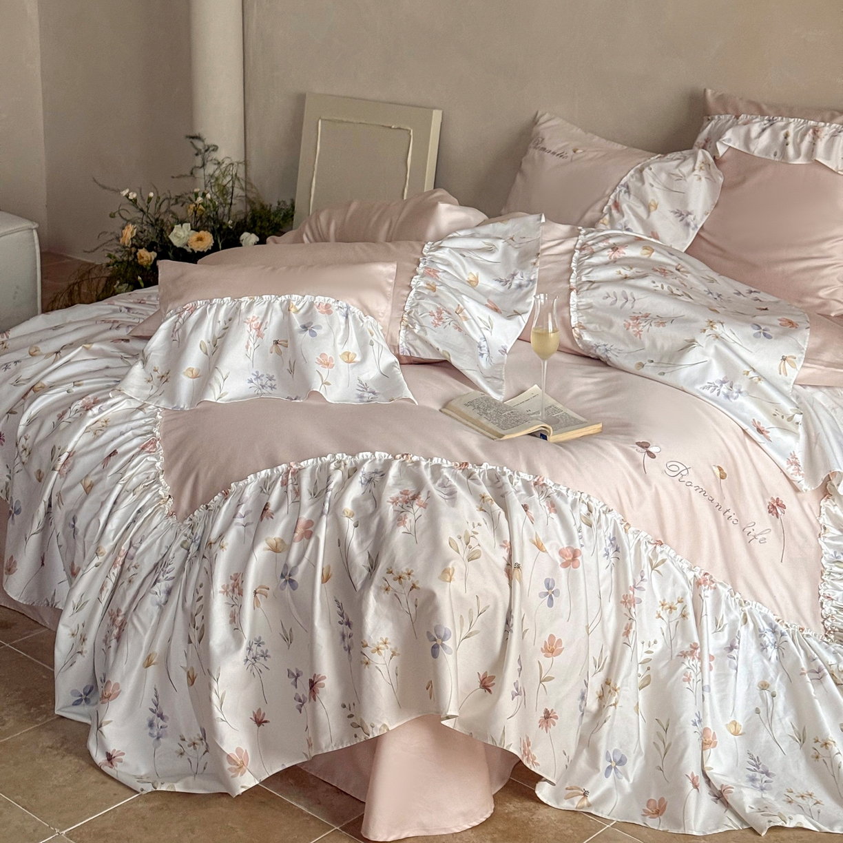 91家纺网 家纺一手货源 找家纺 （总）FORTWO家纺原创设计（FOR TWO家纺） 2026新款50长绒棉印花+绣花荷叶大花边系列四件套 会员-20（券前）基础价不低于中号418元，大号458元 床笠加10元