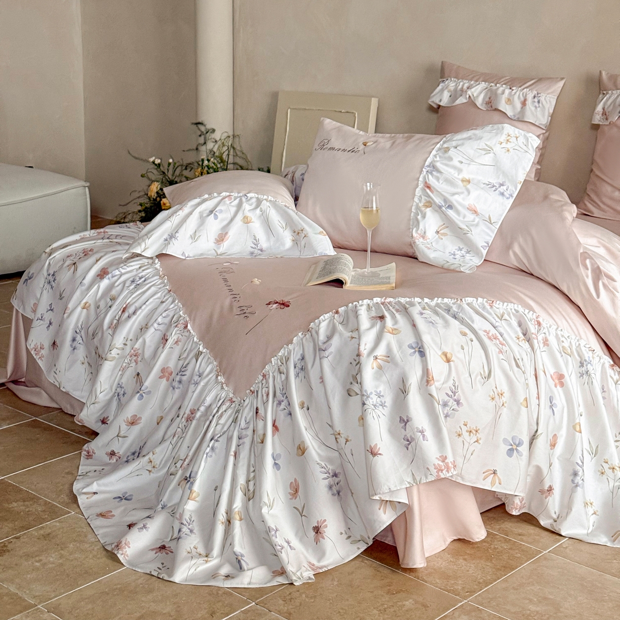 91家纺网 家纺一手货源 找家纺 FORTWO家纺原创设计（FOR TWO家纺） 2026新款50长绒棉印花+绣花荷叶大花边系列四件套 会员-20（券前）基础价不低于中号418元，大号458元 床笠加10元 花未眠-粉