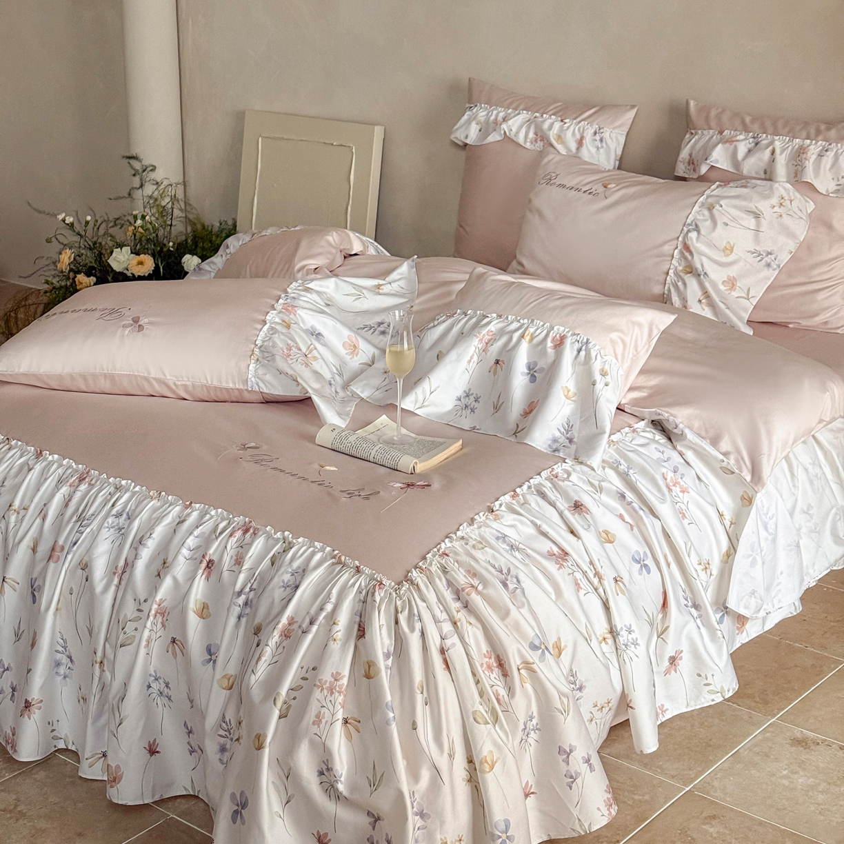 91家纺网 家纺一手货源 找家纺 FORTWO家纺原创设计（FOR TWO家纺） 2026新款50长绒棉印花+绣花荷叶大花边系列四件套 会员-20（券前）基础价不低于中号418元，大号458元 床笠加10元 花未眠-粉