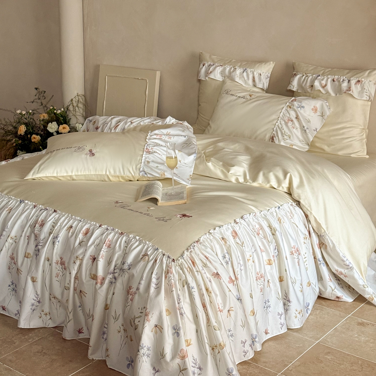 91家纺网 家纺一手货源 找家纺 FORTWO家纺原创设计（FOR TWO家纺） 2026新款50长绒棉印花+绣花荷叶大花边系列四件套 会员-20（券前）基础价不低于中号418元，大号458元 床笠加10元 花未眠-米黄