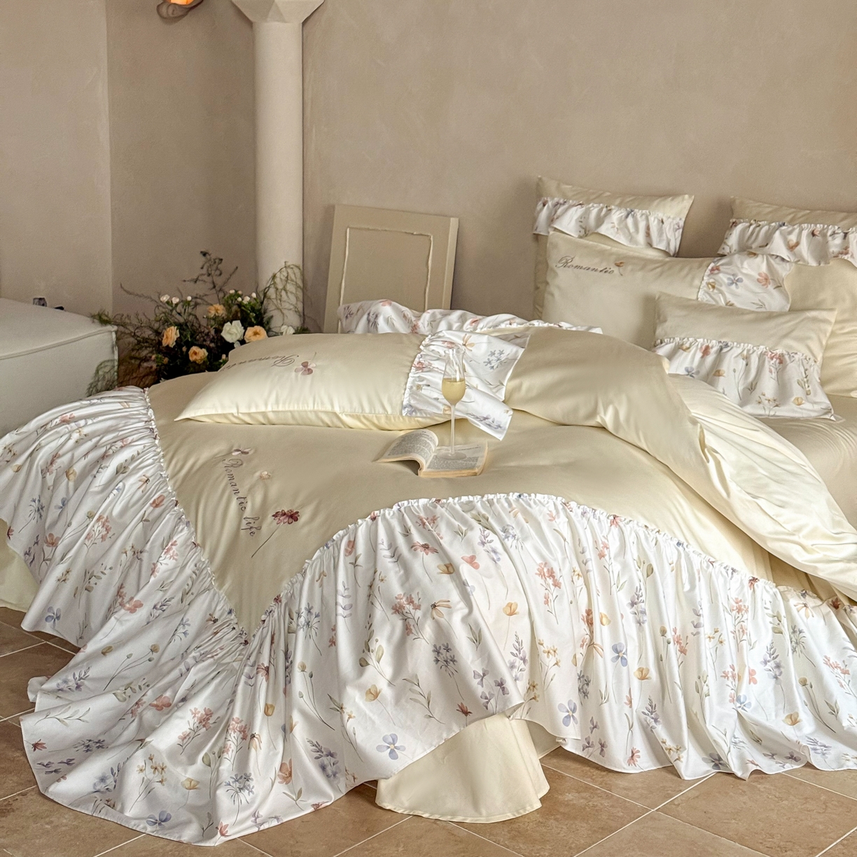 91家纺网 家纺一手货源 找家纺 FORTWO家纺原创设计（FOR TWO家纺） 2026新款50长绒棉印花+绣花荷叶大花边系列四件套 会员-20（券前）基础价不低于中号418元，大号458元 床笠加10元 花未眠-米黄