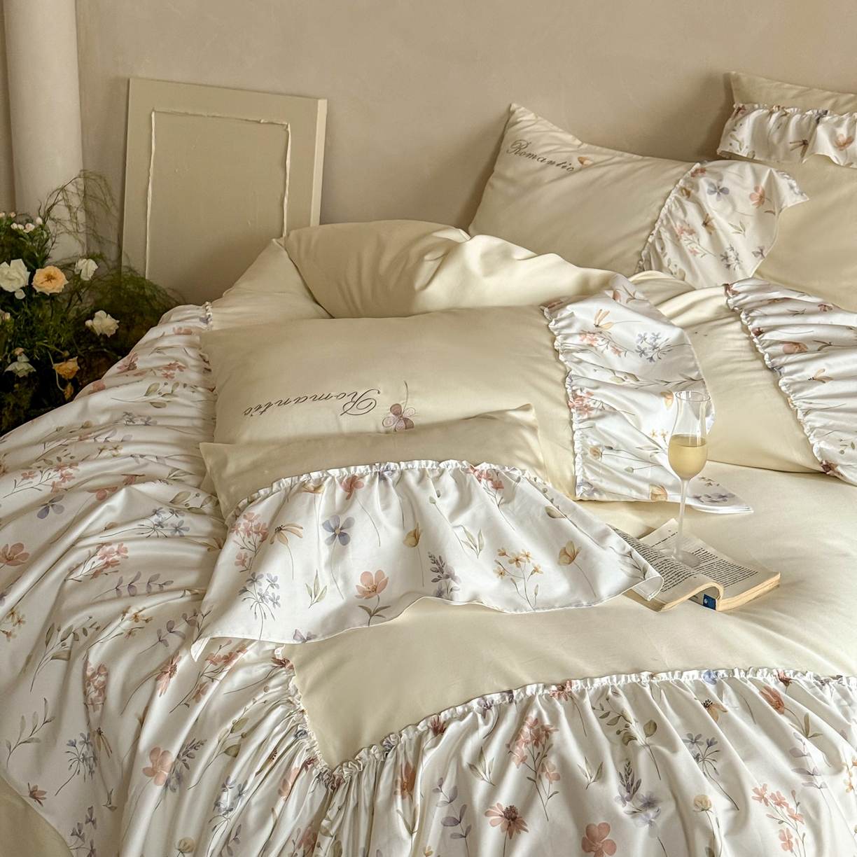 91家纺网 家纺一手货源 找家纺 FORTWO家纺原创设计（FOR TWO家纺） 2026新款50长绒棉印花+绣花荷叶大花边系列四件套 会员-20（券前）基础价不低于中号418元，大号458元 床笠加10元 花未眠-米黄