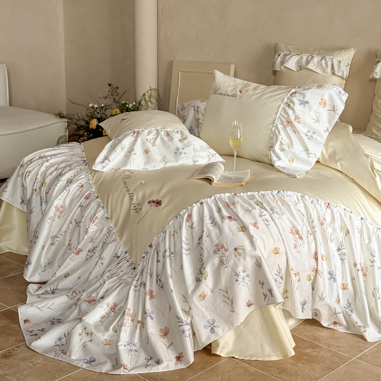 91家纺网 家纺一手货源 找家纺 FORTWO家纺原创设计（FOR TWO家纺） 2026新款50长绒棉印花+绣花荷叶大花边系列四件套 会员-20（券前）基础价不低于中号418元，大号458元 床笠加10元 花未眠-米黄