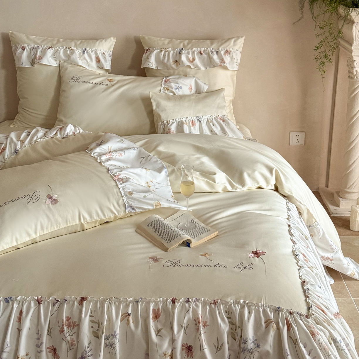 91家纺网 家纺一手货源 找家纺 FORTWO家纺原创设计（FOR TWO家纺） 2026新款50长绒棉印花+绣花荷叶大花边系列四件套 会员-20（券前）基础价不低于中号418元，大号458元 床笠加10元 花未眠-米黄