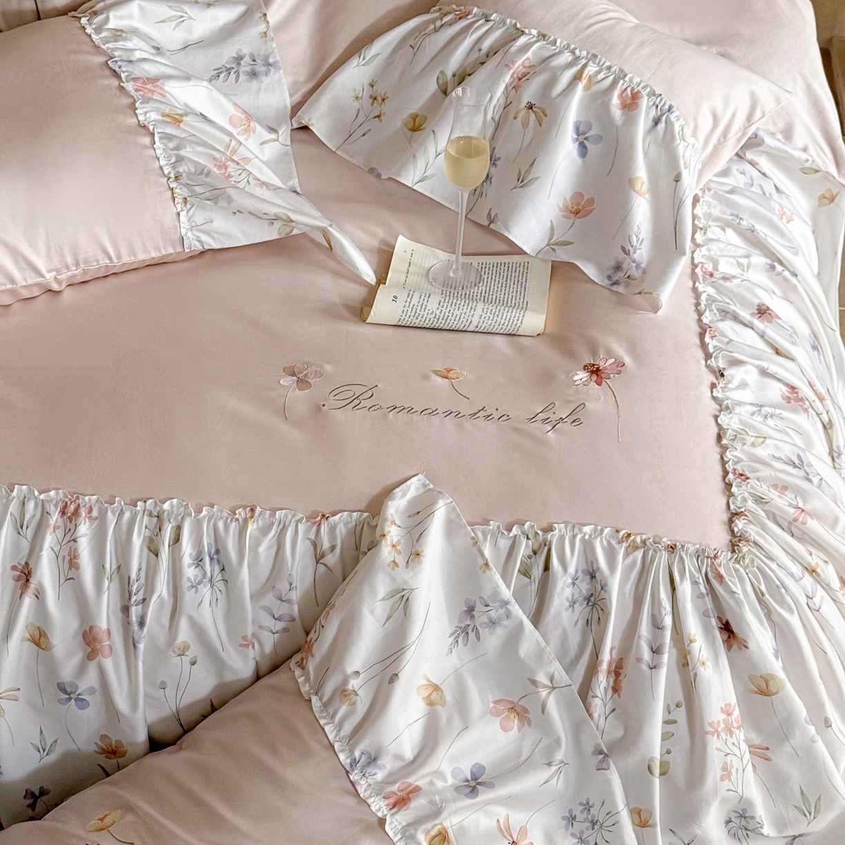 91家纺网 家纺一手货源 找家纺 FORTWO家纺原创设计（FOR TWO家纺） 2026新款50长绒棉印花+绣花荷叶大花边系列四件套 会员-20（券前）基础价不低于中号418元，大号458元 床笠加10元 花未眠-粉