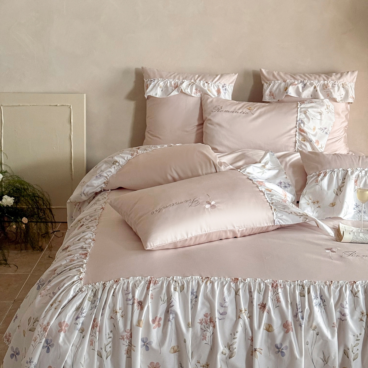 91家纺网 家纺一手货源 找家纺 FORTWO家纺原创设计（FOR TWO家纺） 2026新款50长绒棉印花+绣花荷叶大花边系列四件套 会员-20（券前）基础价不低于中号418元，大号458元 床笠加10元 花未眠-粉