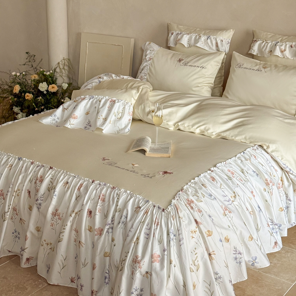 91家纺网 家纺一手货源 找家纺 FORTWO家纺原创设计（FOR TWO家纺） 2026新款50长绒棉印花+绣花荷叶大花边系列四件套 会员-20（券前）基础价不低于中号418元，大号458元 床笠加10元 花未眠-米黄