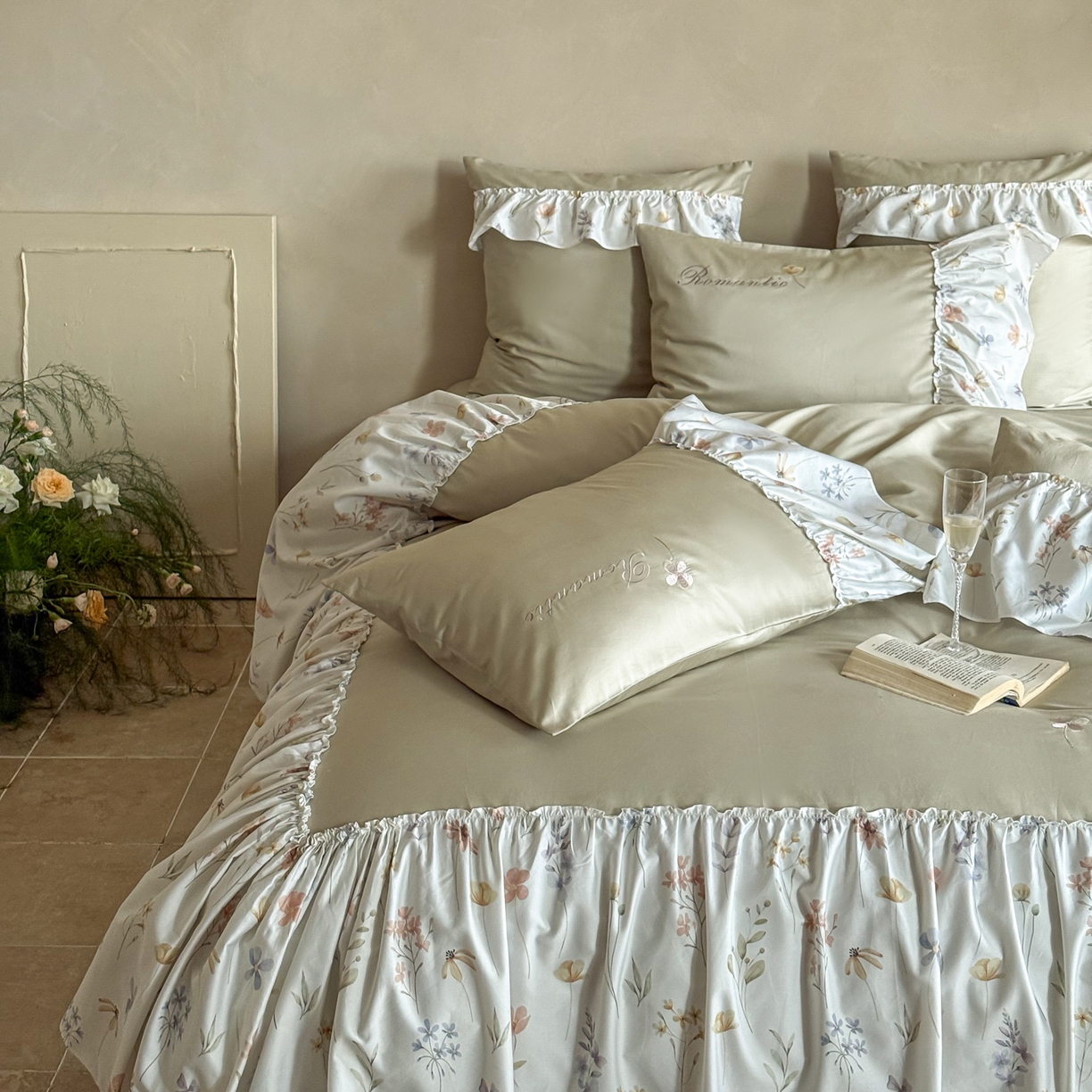 91家纺网 家纺一手货源 找家纺 FORTWO家纺原创设计（FOR TWO家纺） 2026新款50长绒棉印花+绣花荷叶大花边系列四件套 会员-20（券前）基础价不低于中号418元，大号458元 床笠加10元 花未眠-绿