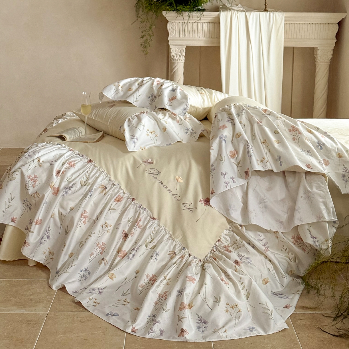 91家纺网 家纺一手货源 找家纺 FORTWO家纺原创设计（FOR TWO家纺） 2026新款50长绒棉印花+绣花荷叶大花边系列四件套 会员-20（券前）基础价不低于中号418元，大号458元 床笠加10元 花未眠-米黄