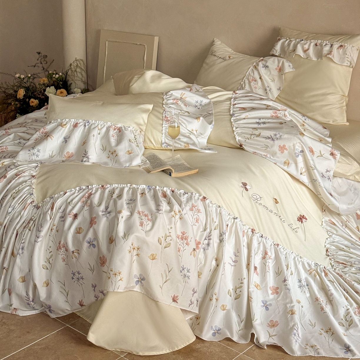 91家纺网 家纺一手货源 找家纺 FORTWO家纺原创设计（FOR TWO家纺） 2026新款50长绒棉印花+绣花荷叶大花边系列四件套 会员-20（券前）基础价不低于中号418元，大号458元 床笠加10元 花未眠-米黄