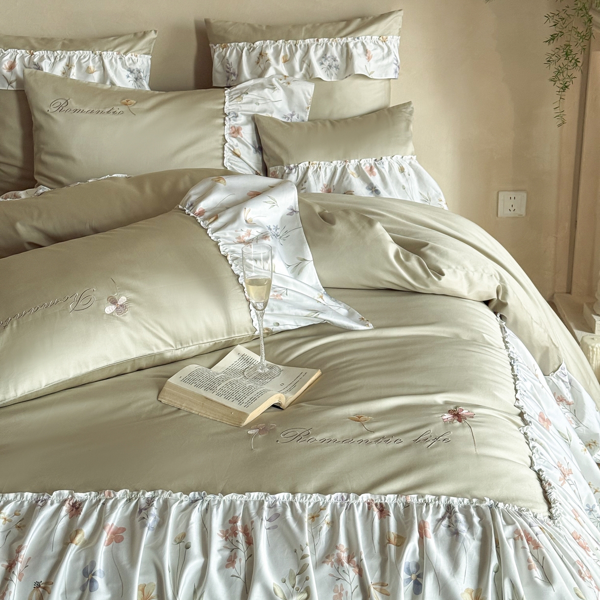 91家纺网 家纺一手货源 找家纺 FORTWO家纺原创设计（FOR TWO家纺） 2026新款50长绒棉印花+绣花荷叶大花边系列四件套 会员-20（券前）基础价不低于中号418元，大号458元 床笠加10元 花未眠-绿