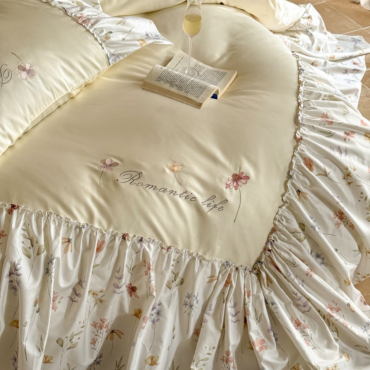 91家纺网 家纺一手货源 找家纺 FORTWO家纺原创设计（FOR TWO家纺） 2026新款50长绒棉印花+绣花荷叶大花边系列四件套 会员-20（券前）基础价不低于中号418元，大号458元 床笠加10元 花未眠-米黄