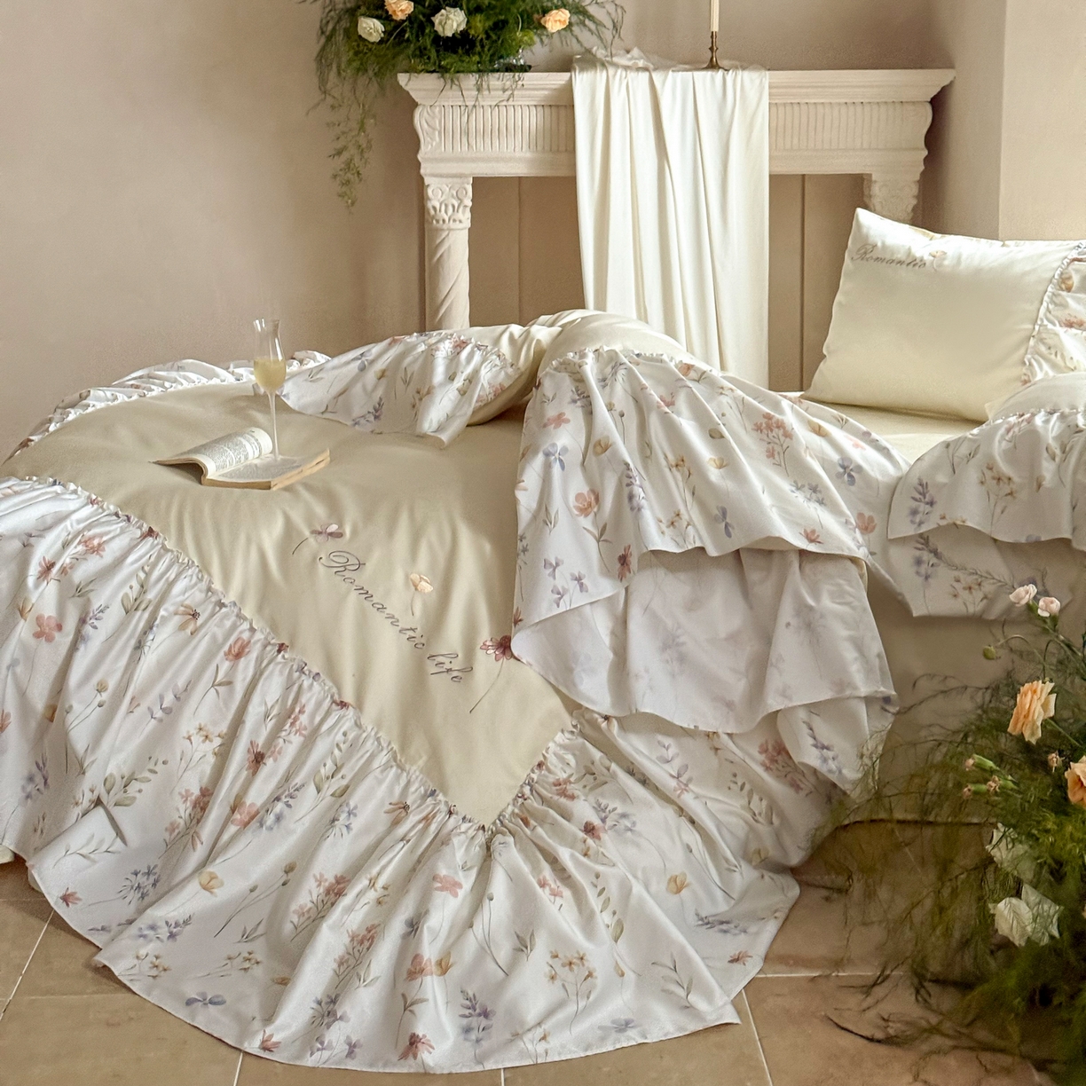 91家纺网 家纺一手货源 找家纺 FORTWO家纺原创设计（FOR TWO家纺） 2026新款50长绒棉印花+绣花荷叶大花边系列四件套 会员-20（券前）基础价不低于中号418元，大号458元 床笠加10元 花未眠-米黄