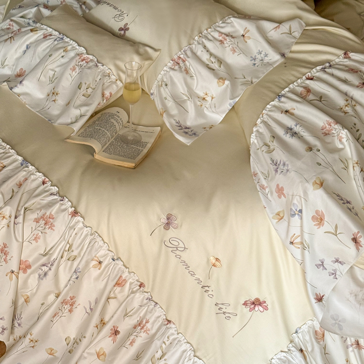 91家纺网 家纺一手货源 找家纺 FORTWO家纺原创设计（FOR TWO家纺） 2026新款50长绒棉印花+绣花荷叶大花边系列四件套 会员-20（券前）基础价不低于中号418元，大号458元 床笠加10元 花未眠-米黄