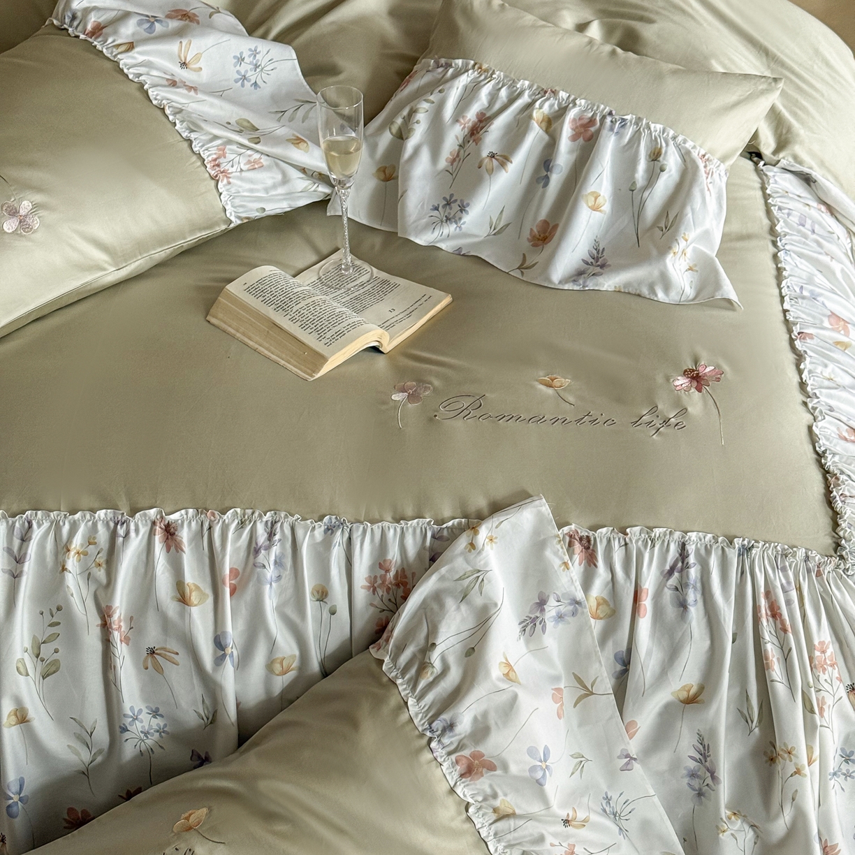 91家纺网 家纺一手货源 找家纺 FORTWO家纺原创设计（FOR TWO家纺） 2026新款50长绒棉印花+绣花荷叶大花边系列四件套 会员-20（券前）基础价不低于中号418元，大号458元 床笠加10元 花未眠-绿