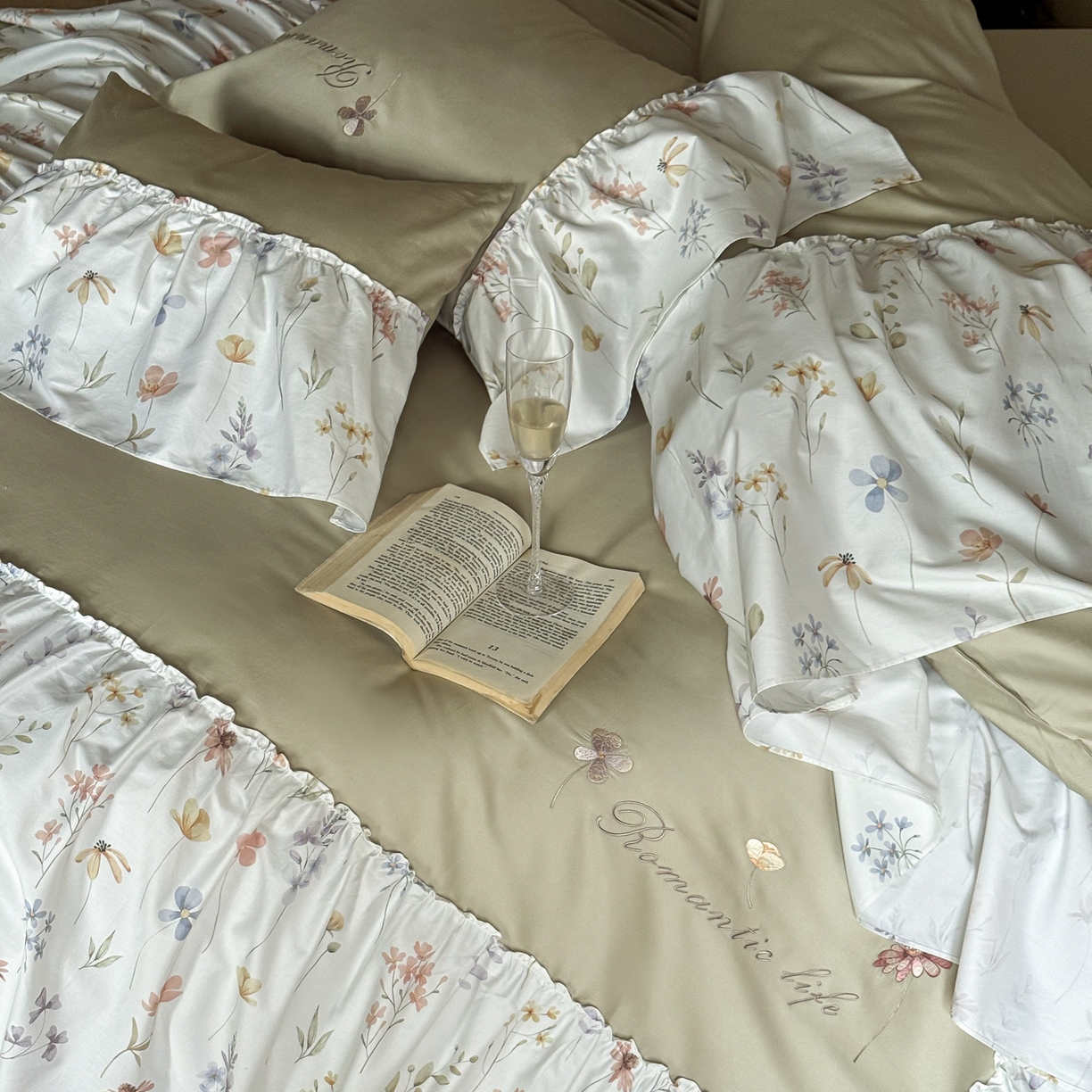 91家纺网 家纺一手货源 找家纺 FORTWO家纺原创设计（FOR TWO家纺） 2026新款50长绒棉印花+绣花荷叶大花边系列四件套 会员-20（券前）基础价不低于中号418元，大号458元 床笠加10元 花未眠-绿