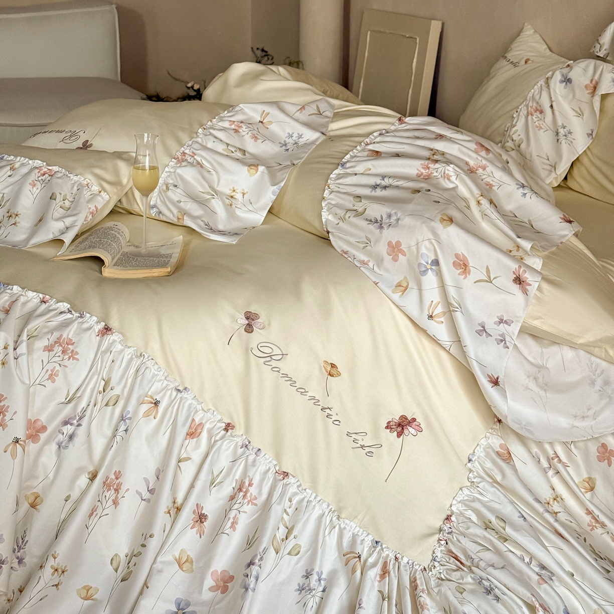 91家纺网 家纺一手货源 找家纺 FORTWO家纺原创设计（FOR TWO家纺） 2026新款50长绒棉印花+绣花荷叶大花边系列四件套 会员-20（券前）基础价不低于中号418元，大号458元 床笠加10元 花未眠-米黄
