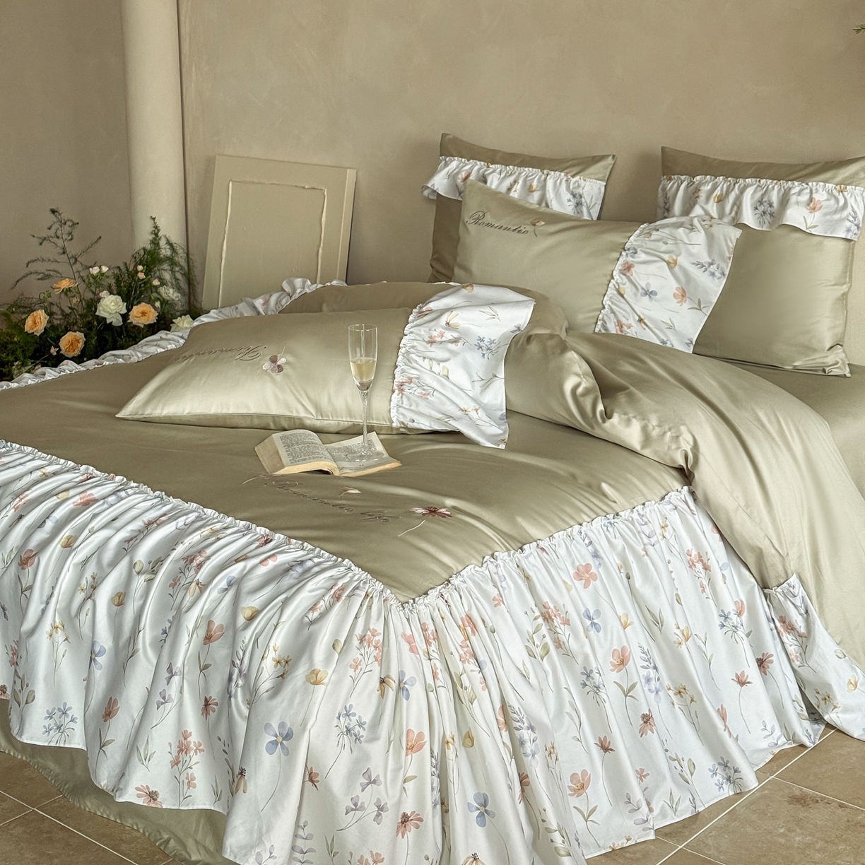 91家纺网 家纺一手货源 找家纺 FORTWO家纺原创设计（FOR TWO家纺） 2026新款50长绒棉印花+绣花荷叶大花边系列四件套 会员-20（券前）基础价不低于中号418元，大号458元 床笠加10元 花未眠-绿