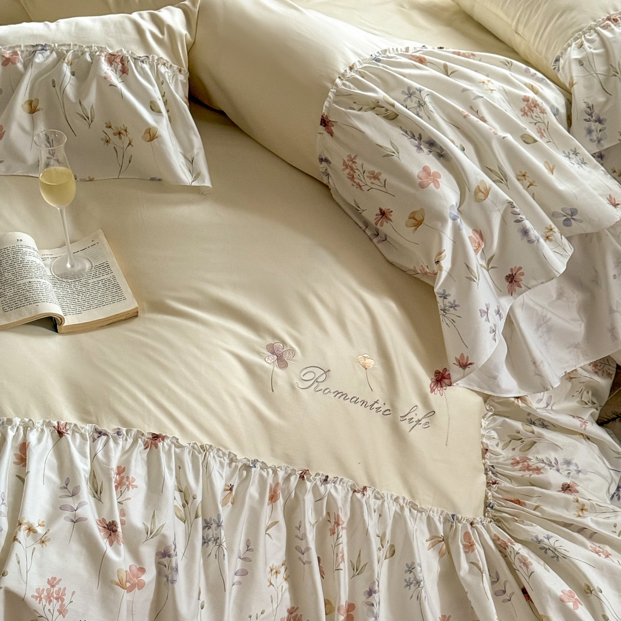 91家纺网 家纺一手货源 找家纺 FORTWO家纺原创设计（FOR TWO家纺） 2026新款50长绒棉印花+绣花荷叶大花边系列四件套 会员-20（券前）基础价不低于中号418元，大号458元 床笠加10元 花未眠-米黄