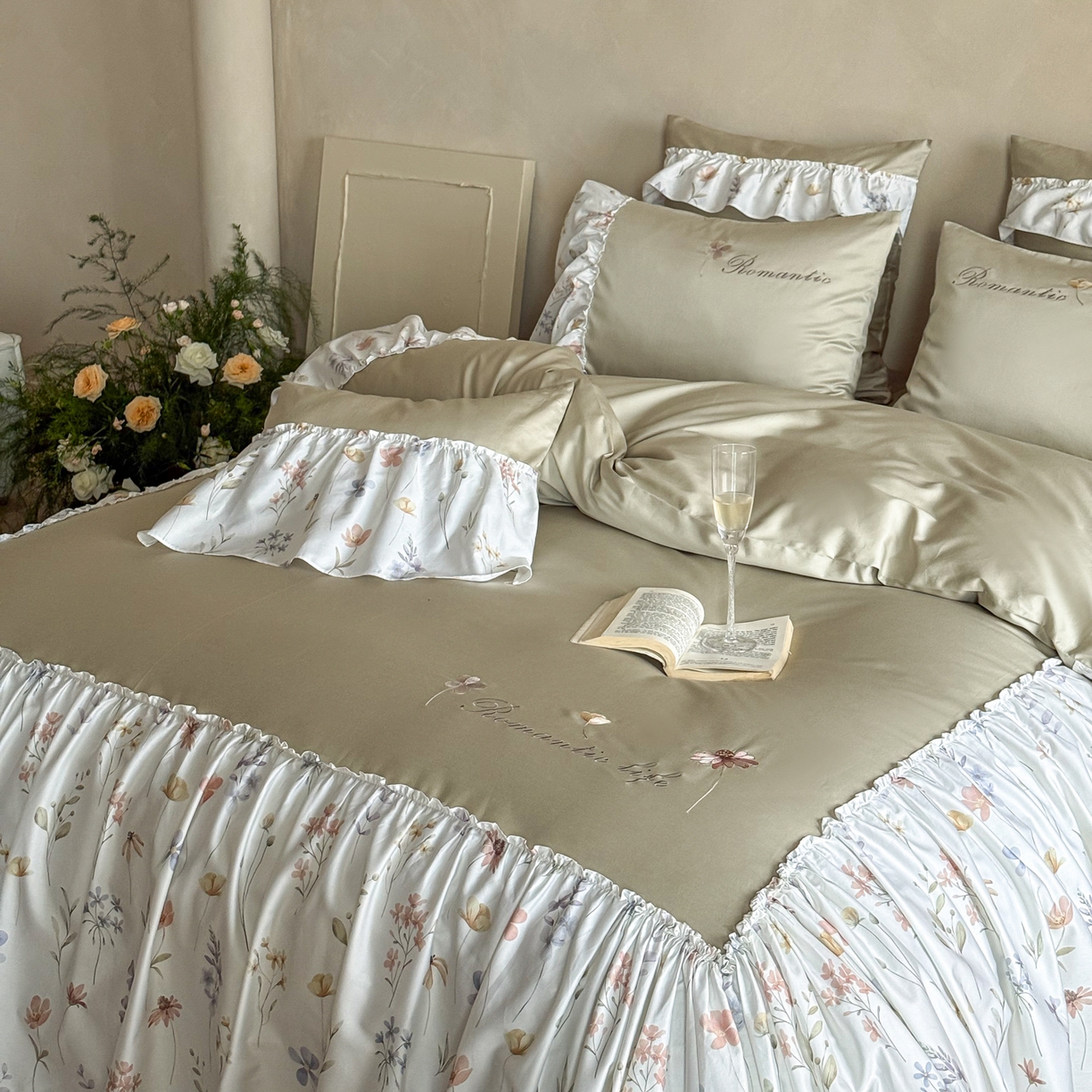 91家纺网 家纺一手货源 找家纺 FORTWO家纺原创设计（FOR TWO家纺） 2026新款50长绒棉印花+绣花荷叶大花边系列四件套 会员-20（券前）基础价不低于中号418元，大号458元 床笠加10元 花未眠-绿