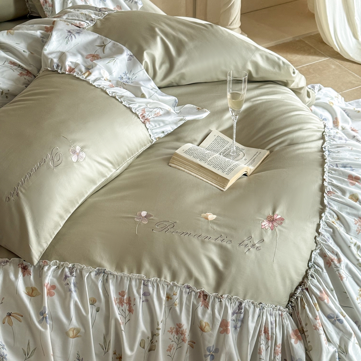 91家纺网 家纺一手货源 找家纺 FORTWO家纺原创设计（FOR TWO家纺） 2026新款50长绒棉印花+绣花荷叶大花边系列四件套 会员-20（券前）基础价不低于中号418元，大号458元 床笠加10元 花未眠-绿