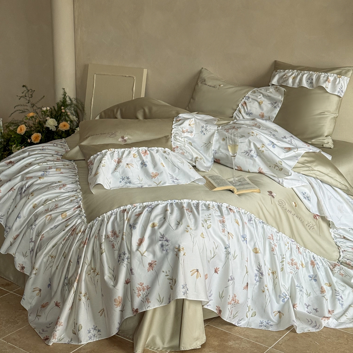 91家纺网 家纺一手货源 找家纺 FORTWO家纺原创设计（FOR TWO家纺） 2026新款50长绒棉印花+绣花荷叶大花边系列四件套 会员-20（券前）基础价不低于中号418元，大号458元 床笠加10元 花未眠-绿