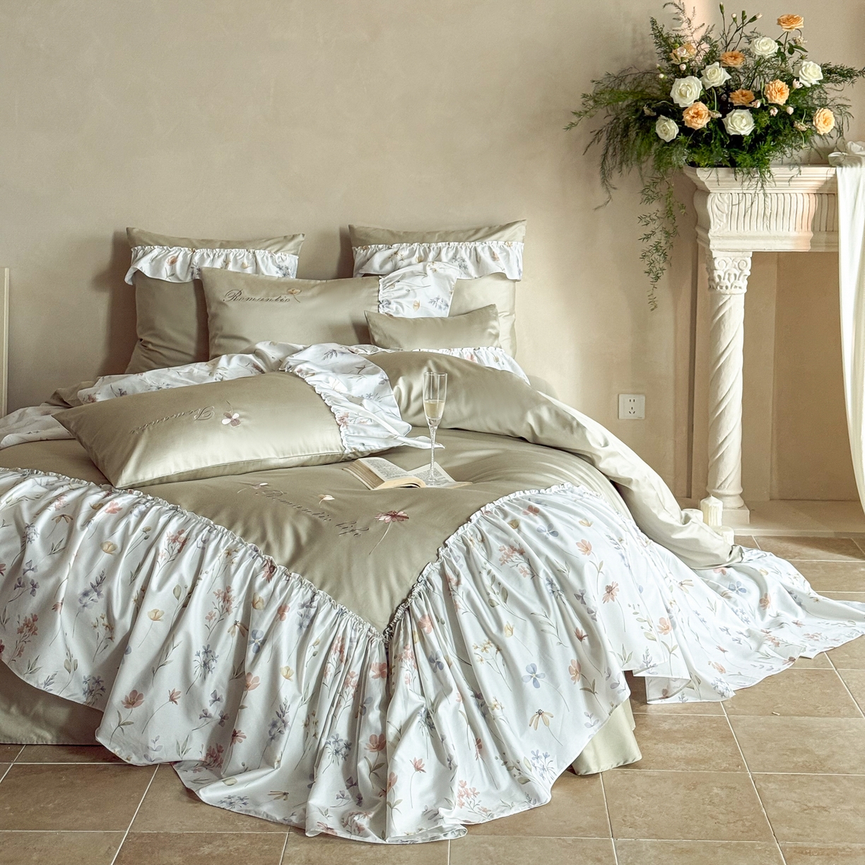 91家纺网 家纺一手货源 找家纺 FORTWO家纺原创设计（FOR TWO家纺） 2026新款50长绒棉印花+绣花荷叶大花边系列四件套 会员-20（券前）基础价不低于中号418元，大号458元 床笠加10元 花未眠-绿