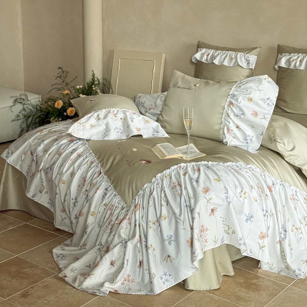 91家纺网 家纺一手货源 找家纺 FORTWO家纺原创设计（FOR TWO家纺） 2026新款50长绒棉印花+绣花荷叶大花边系列四件套 会员-20（券前）基础价不低于中号418元，大号458元 床笠加10元 花未眠-绿