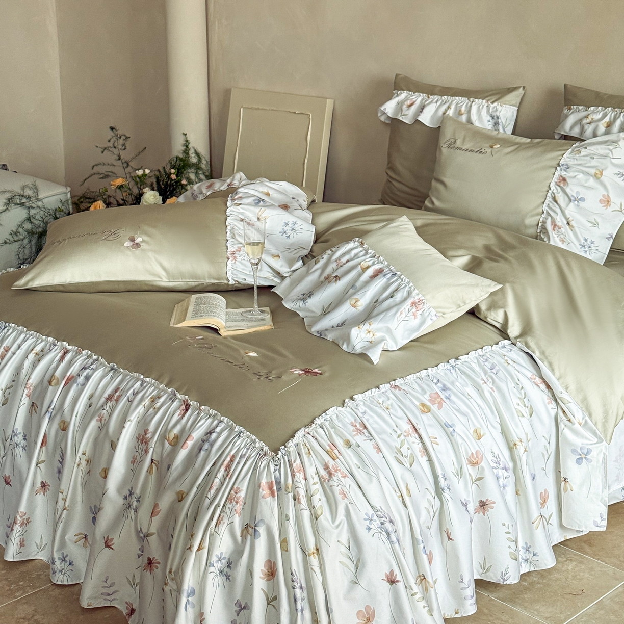 91家纺网 家纺一手货源 找家纺 FORTWO家纺原创设计（FOR TWO家纺） 2026新款50长绒棉印花+绣花荷叶大花边系列四件套 会员-20（券前）基础价不低于中号418元，大号458元 床笠加10元 花未眠-绿