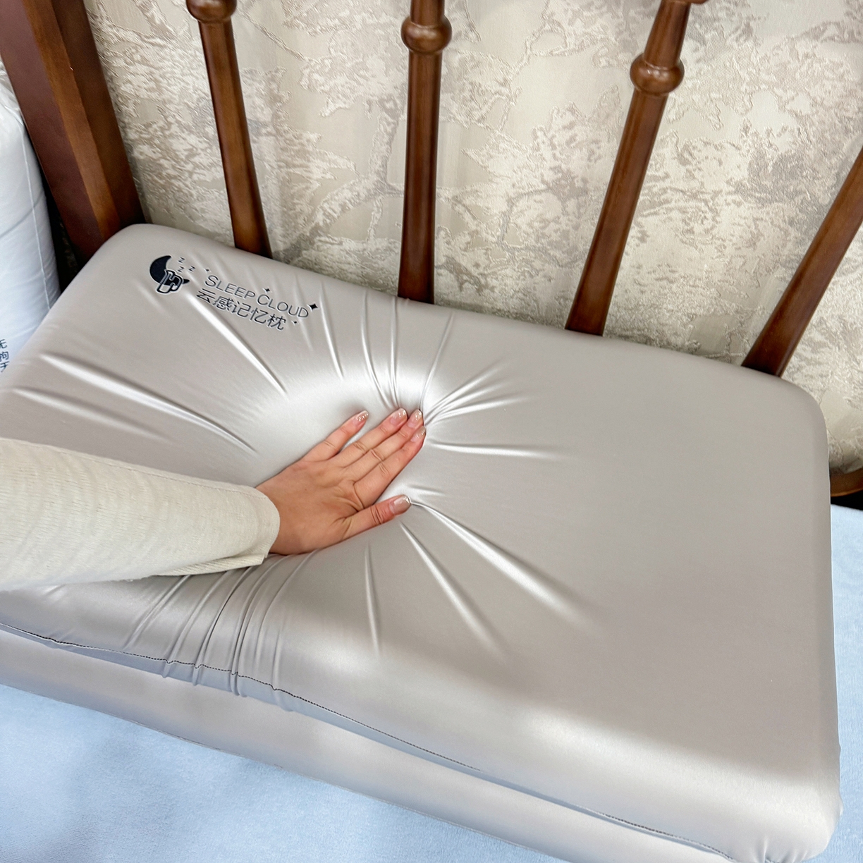 91家纺网 家纺一手货源 找家纺 昕科 2025新款云感好睡记忆棉-实拍版-油光布记忆棉枕芯慢回弹记忆棉枕头 云感好睡记忆棉枕-油光银