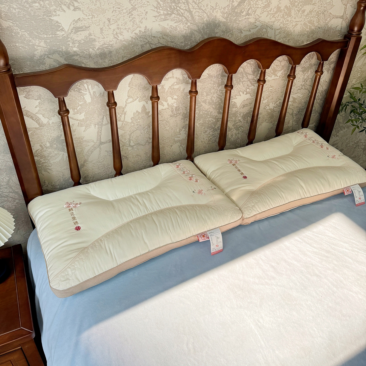 91家纺网 家纺一手货源 找家纺 （总）昕科 2026新款全棉锦绣桃花枕-实拍版-全棉纯棉粉色桃花刺绣枕头枕芯