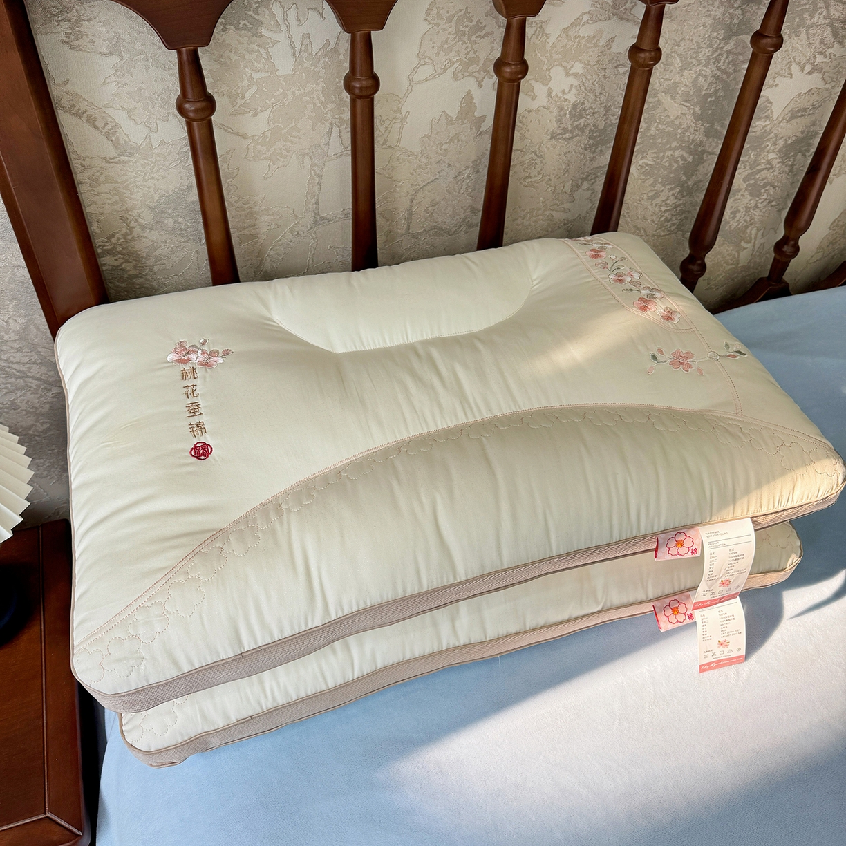91家纺网 家纺一手货源 找家纺 （总）昕科 2026新款全棉锦绣桃花枕-实拍版-全棉纯棉粉色桃花刺绣枕头枕芯
