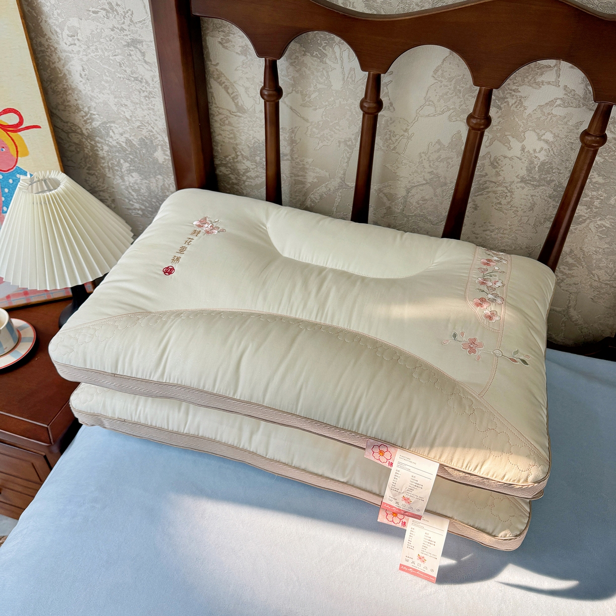 91家纺网 家纺一手货源 找家纺 （总）昕科 2026新款全棉锦绣桃花枕-实拍版-全棉纯棉粉色桃花刺绣枕头枕芯