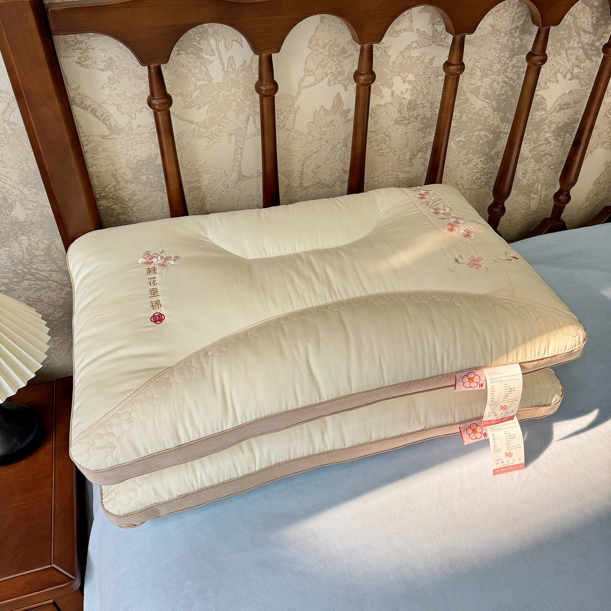 91家纺网 家纺一手货源 找家纺 （总）昕科 2026新款全棉锦绣桃花枕-实拍版-全棉纯棉粉色桃花刺绣枕头枕芯