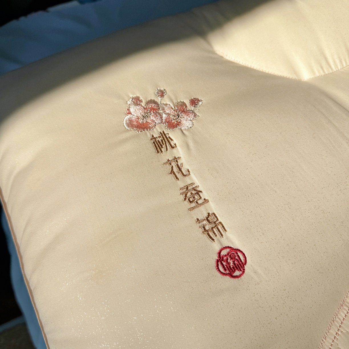 91家纺网 家纺一手货源 找家纺 （总）昕科 2026新款全棉锦绣桃花枕-实拍版-全棉纯棉粉色桃花刺绣枕头枕芯