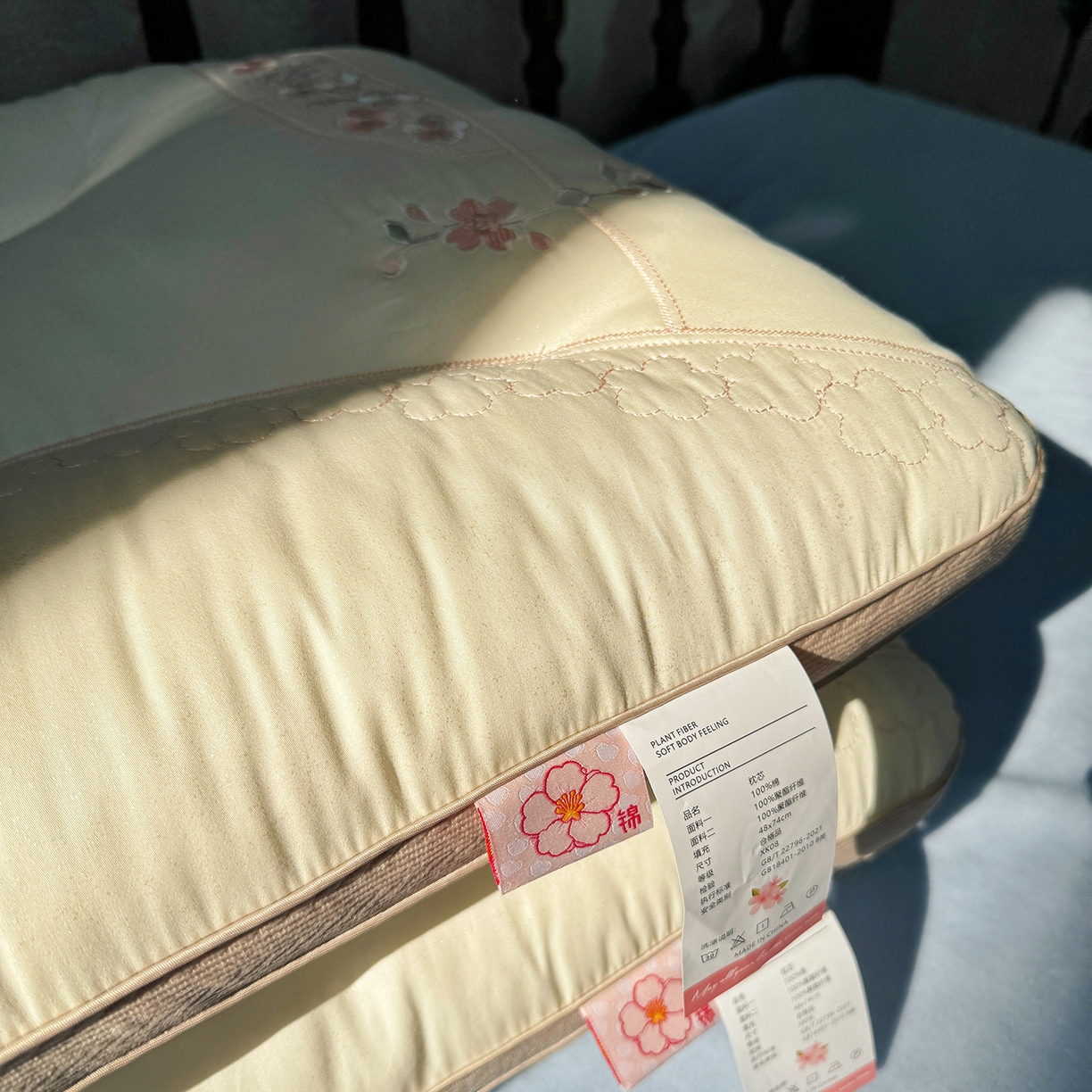 91家纺网 家纺一手货源 找家纺 （总）昕科 2026新款全棉锦绣桃花枕-实拍版-全棉纯棉粉色桃花刺绣枕头枕芯