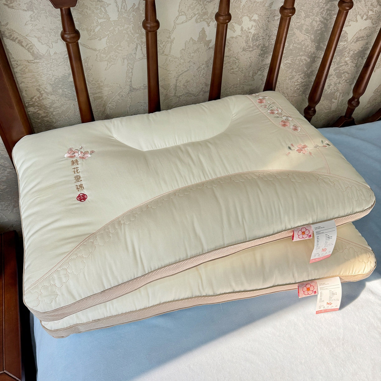 91家纺网 家纺一手货源 找家纺 （总）昕科 2026新款全棉锦绣桃花枕-实拍版-全棉纯棉粉色桃花刺绣枕头枕芯
