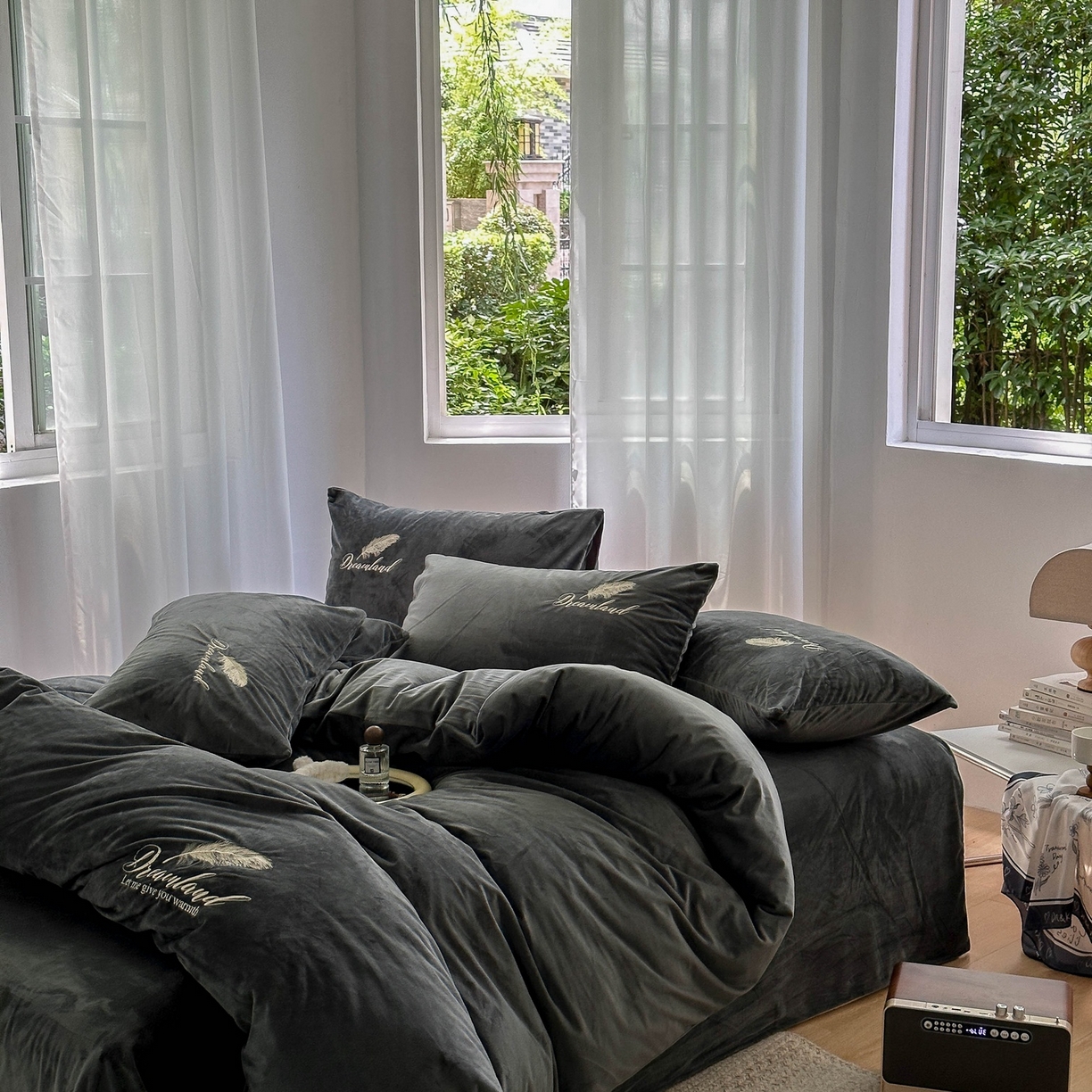 91家纺网 家纺一手货源 找家纺 爱彼家纺 2026新款羽毛水晶绒四件套-系列四 羽毛-深灰