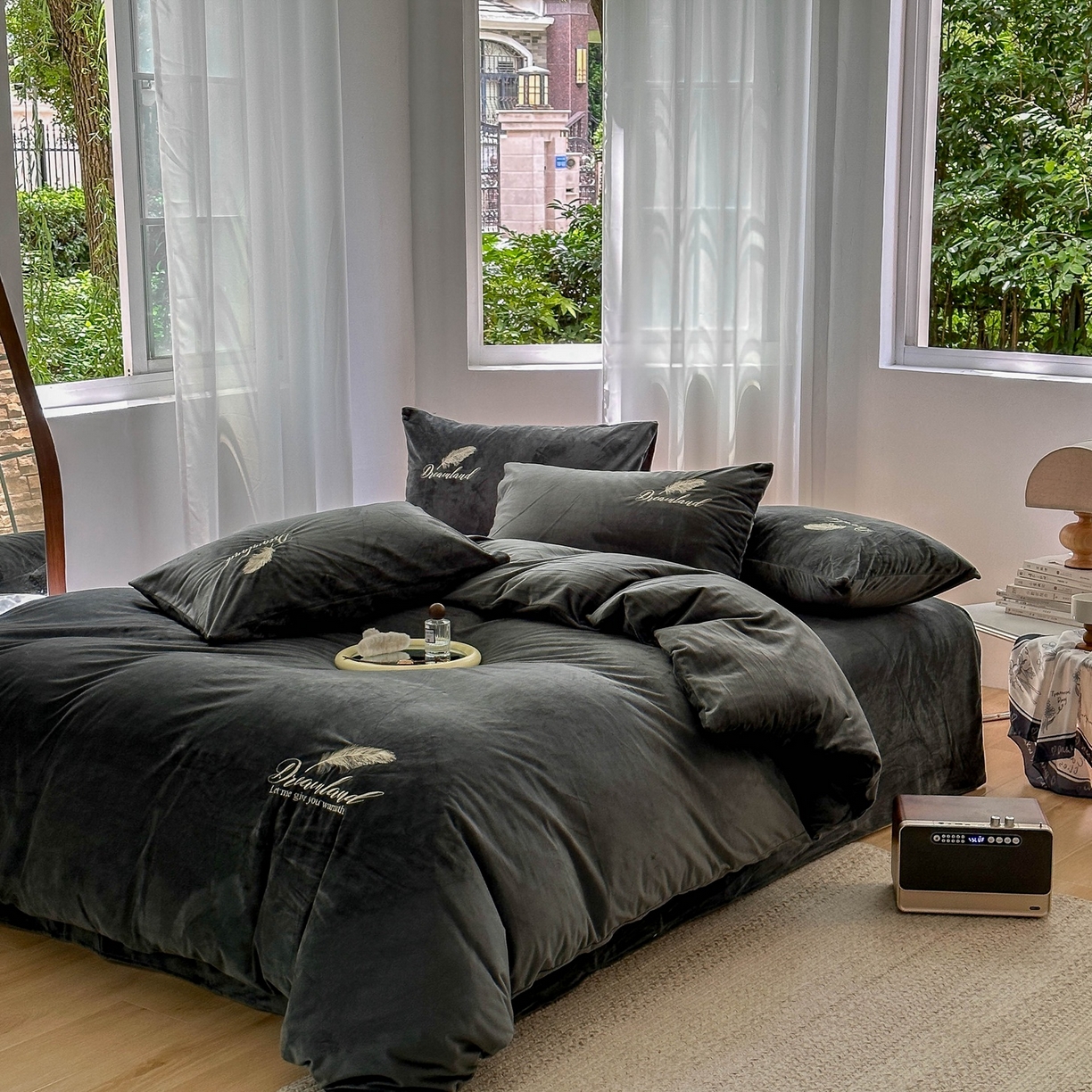 91家纺网 家纺一手货源 找家纺 爱彼家纺 2026新款羽毛水晶绒四件套-系列四 羽毛-深灰