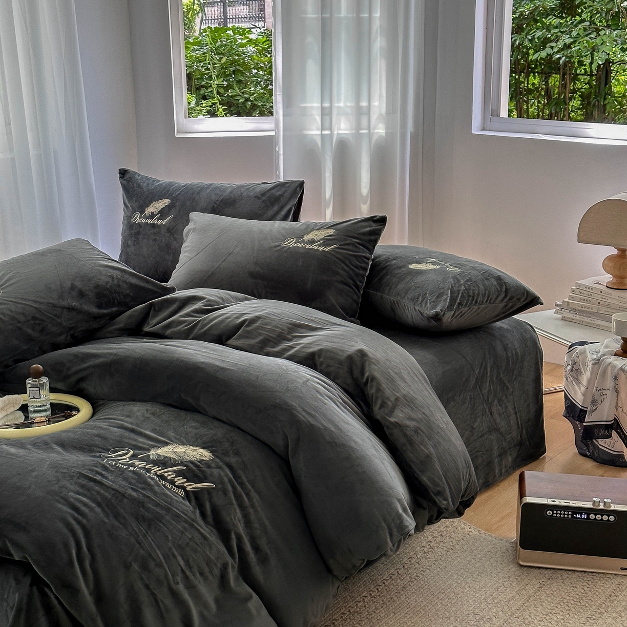 91家纺网 家纺一手货源 找家纺 爱彼家纺 2026新款羽毛水晶绒四件套-系列四 羽毛-深灰