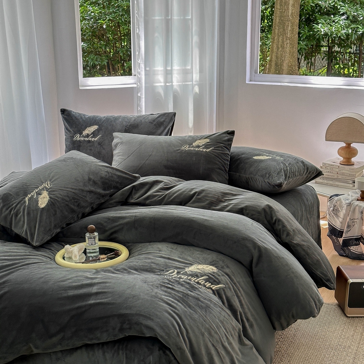 91家纺网 家纺一手货源 找家纺 爱彼家纺 2026新款羽毛水晶绒四件套-系列四 羽毛-深灰