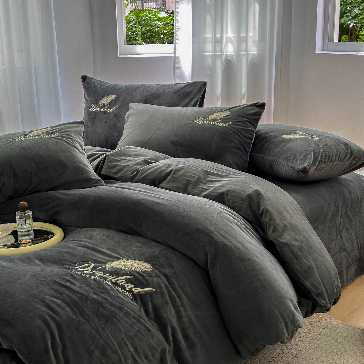 91家纺网 家纺一手货源 找家纺 爱彼家纺 2026新款羽毛水晶绒四件套-系列四 羽毛-深灰