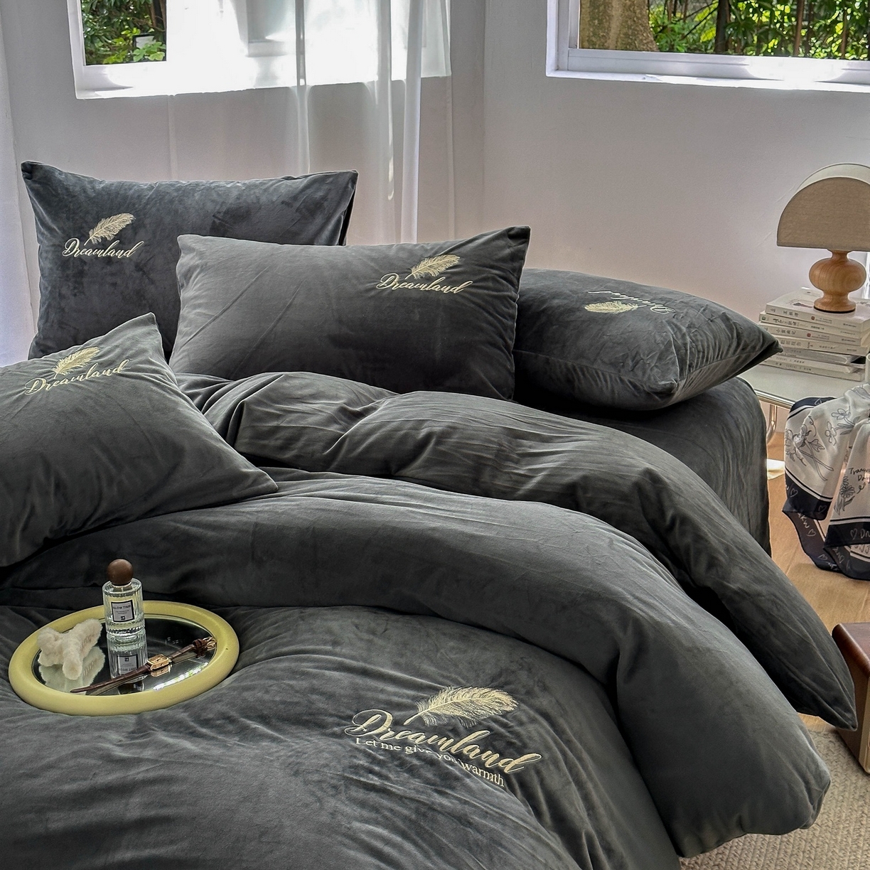 91家纺网 家纺一手货源 找家纺 爱彼家纺 2026新款羽毛水晶绒四件套-系列四 羽毛-深灰