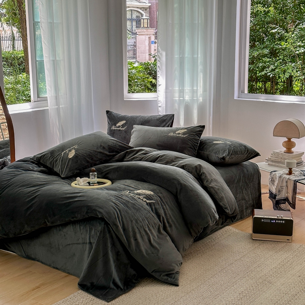 91家纺网 家纺一手货源 找家纺 爱彼家纺 2026新款羽毛水晶绒四件套-系列四 羽毛-深灰