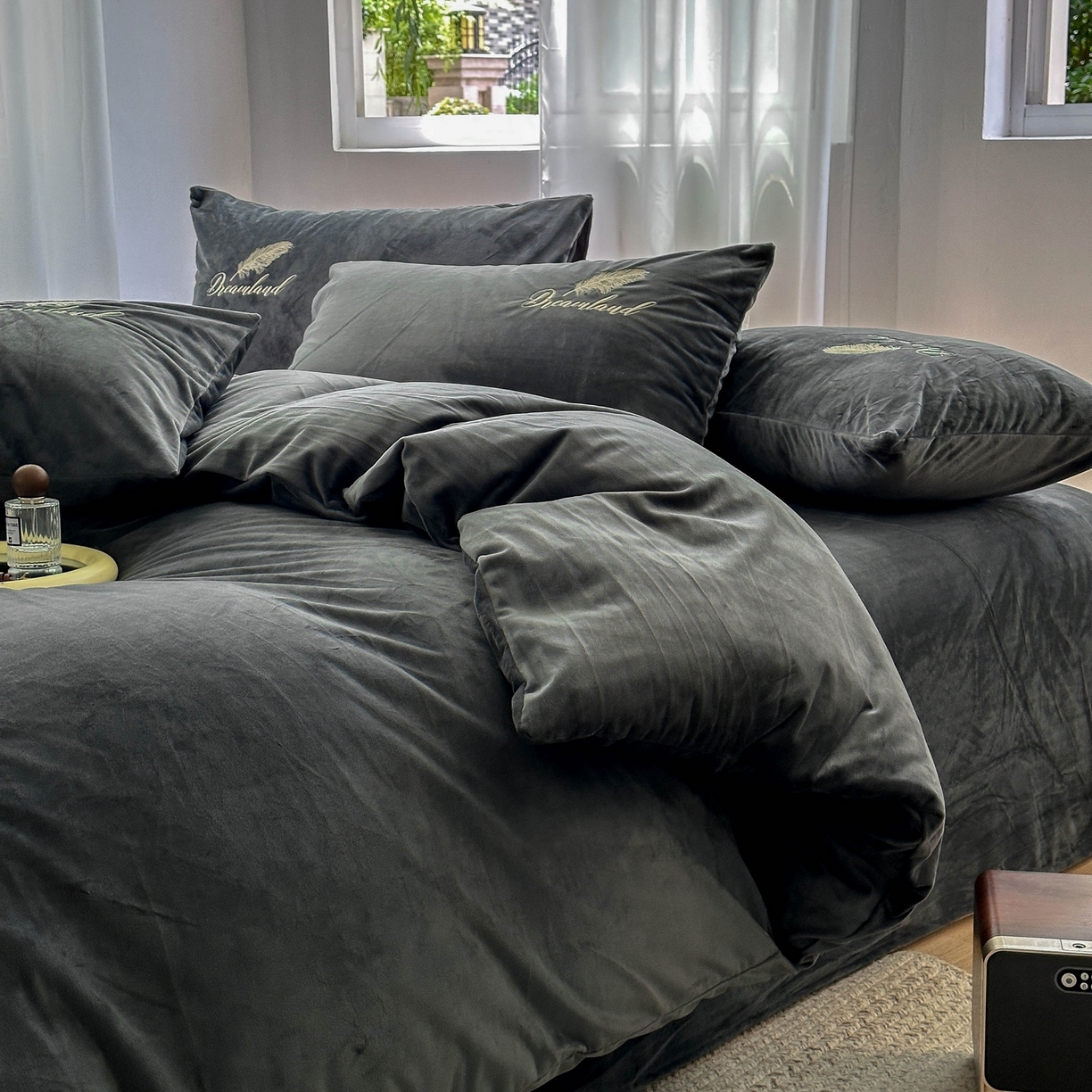 91家纺网 家纺一手货源 找家纺 爱彼家纺 2026新款羽毛水晶绒四件套-系列四 羽毛-深灰