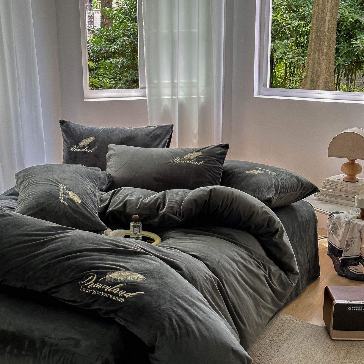 91家纺网 家纺一手货源 找家纺 爱彼家纺 2026新款羽毛水晶绒四件套-系列四 羽毛-深灰