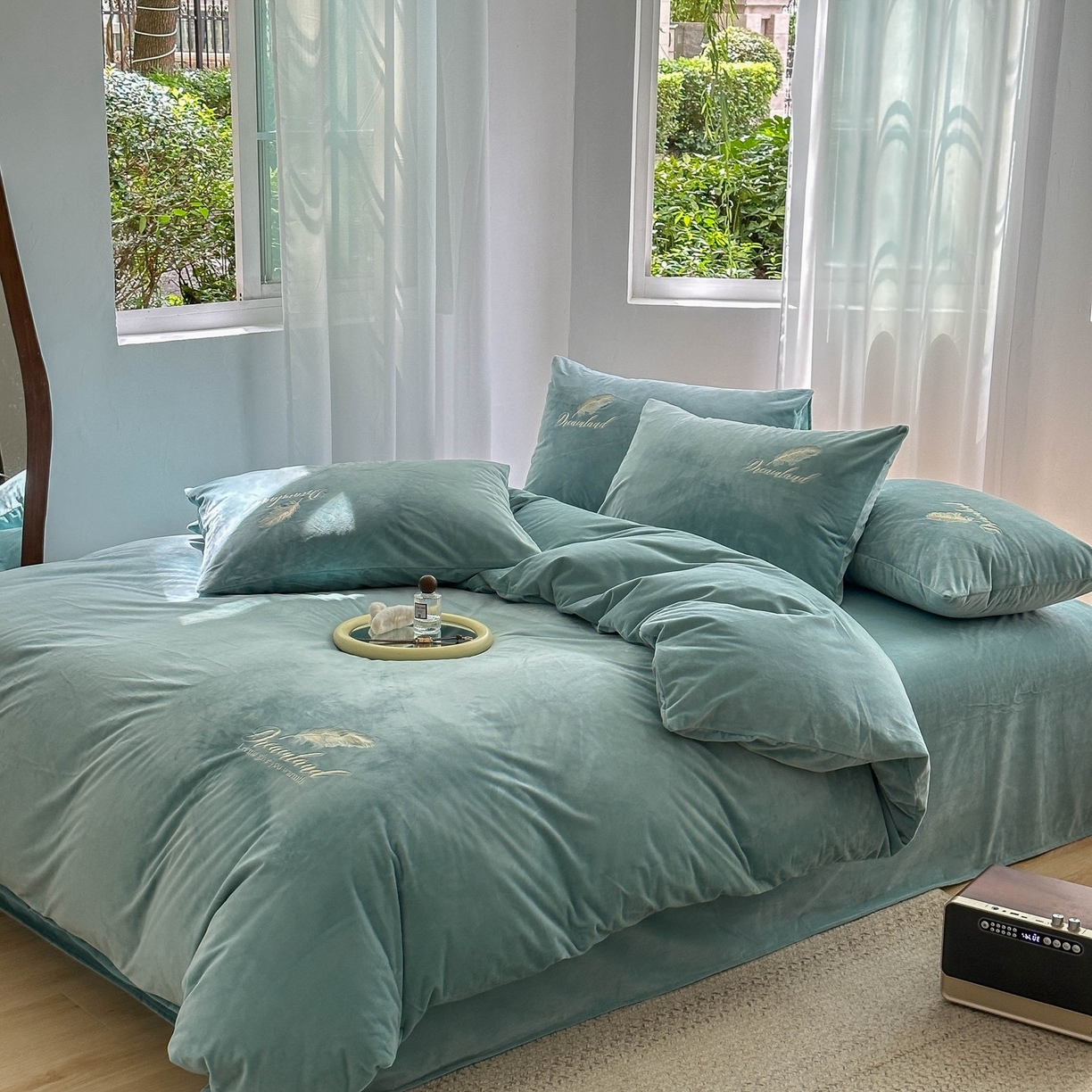 91家纺网 家纺一手货源 找家纺 爱彼家纺 2026新款羽毛水晶绒四件套-系列四 羽毛-浅蓝